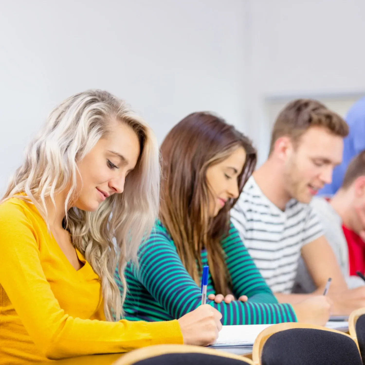 Oberstufen-Mathe Nachhilfe in Trier: Schülerinnen und Schüler arbeiten konzentriert an Aufgaben und bereiten sich auf Prüfungen vor.