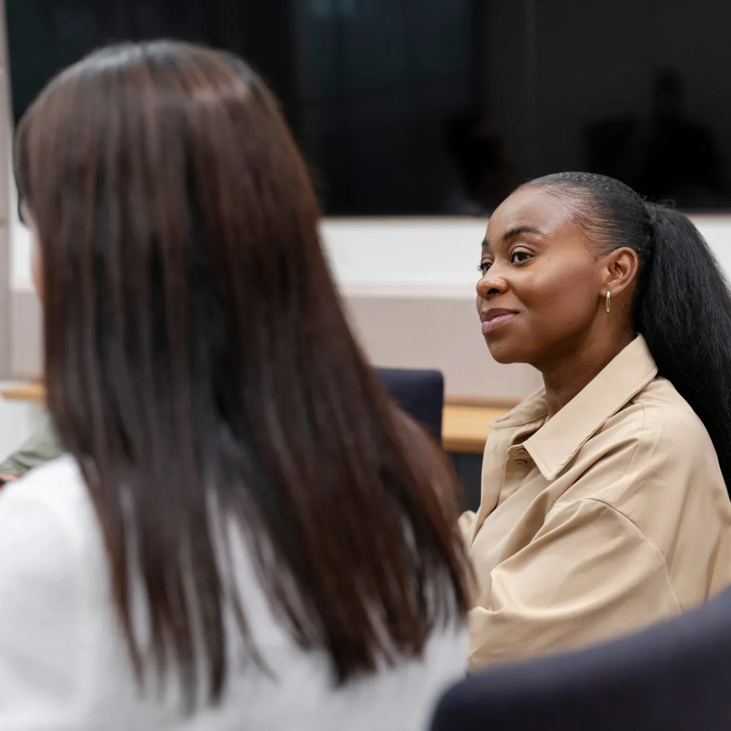Abitur Französisch Nachhilfe in Trier: Lehrkraft im Gespräch mit Schülerinnen während einer konzentrierten Lernphase.